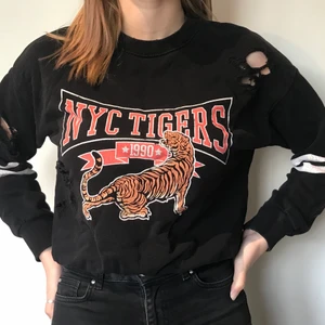 Svart sweatshirt🖤 - En svart sweatshirt från GinaTricot. Rätt så använd, men är i väldigt bra skick! Storlek S, men passar M. Kan fraktas, frakt ligger på 70kr. Skriv för mer info🥰🖤