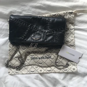 Limited Edition Zadig & Voltaire - Säljer nu min fina Limited Edition Zadig & Voltaire väska med en unik design. Säljer då den knappt används längre… Den har 4 fack och två st axelkedjor som gör att du kan ha väskan både crossbody och på axeln. Dustbag och äkthetsbevis får man till! Skicket på väskan är använt/vintage men absolut inte dåligt! BUDGIVNING SLUT IKVÄLL 20.00!