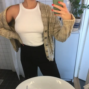 Vintage oversized kofta i ull - Såååå fin och mysig oversized kofta i ull! Den har superfina knappar och är i riktigt bra kvalitét som inte nopprar sig så lätt. Inköpt i en vintagebutik i köpenhamn innan pandemin för 600kr. Det finns dock inga lappar inuti så jag gissar på att den är hemmastickad av någon dansk för många år sedan, vilket märks på hur välgjord den är 🥰 jag har vanligtvis 38 i överdelar och denna har långa ärmar och sitter lite oversized! Färgen är som på den första bilden.   