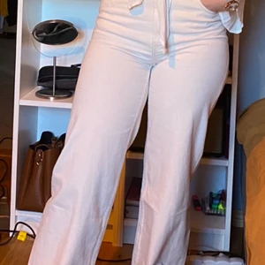 Monki Yoko jeans  - Fina vita jeans som aldrig är använda endast provade. 