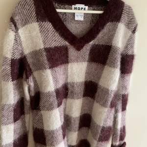 Sweater från Hope perfekt till höst/vinter. Knappt använd