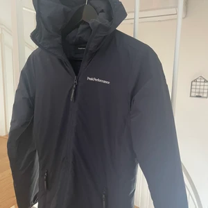 Jacka - Säljer min peakperformance jacka. Som ny, knappt använd. 