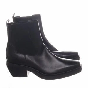 Cowboyboots - Svinsnygga läderboots med perfekt klack och trubbig tå, helt rätt nu till hösten. Storlek 39/40, säljer pga för stora… nypris 2500kr