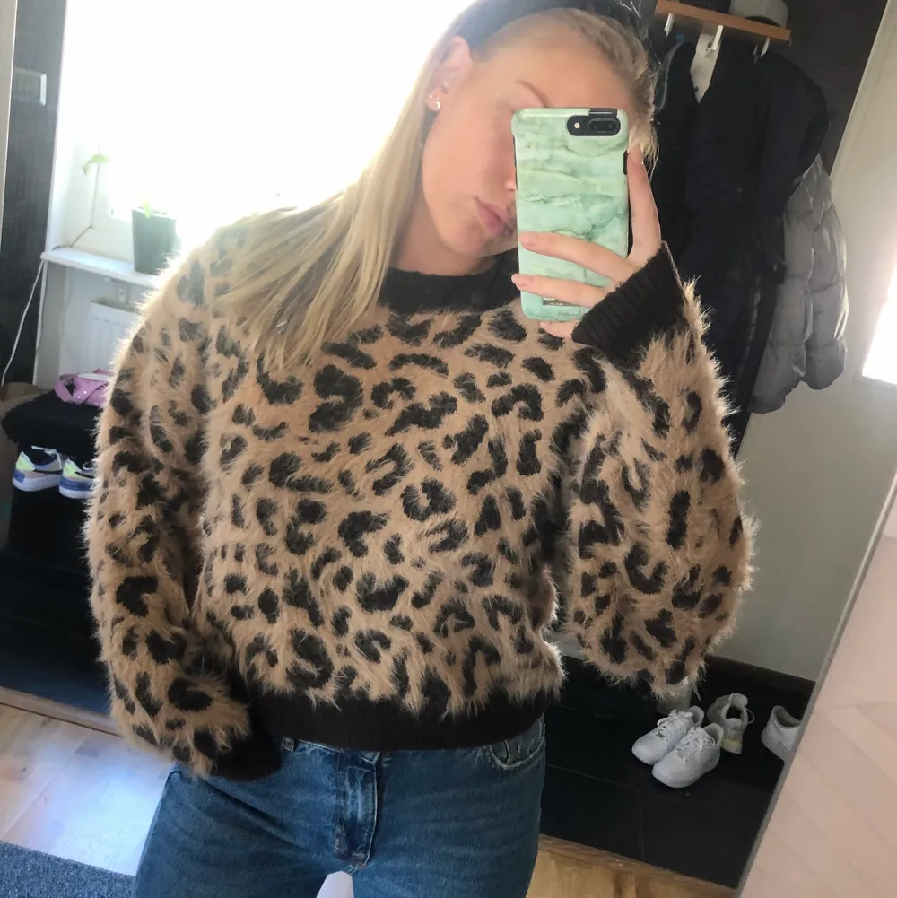 Jättemysig leopardtröja från h&m st.xs passar mig som normalt är en s (171 cm). Använt fåtal gånger. Säljer för 150kr . Tröjor & Koftor.