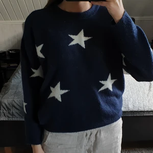 Sweatshirt med stjärnor - Rätt så använd men inget man lägger märke till! Barnstorlek men passar på mig som är 169cm.