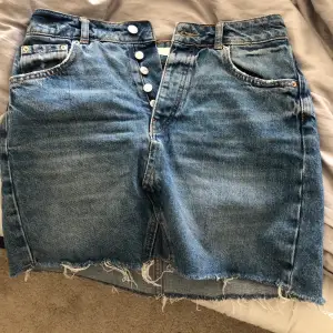 En fin jeanskjol från Gina Tricot i storlek 36. Säljer pga att den är för liten för mig. Skulle säga att den passar S. Jag har använt kjolen ganska mycket men den är i bra skick, och inga hål nånstans.🤍🤍