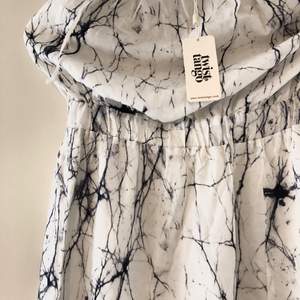 Långklänning i ”marmormönster” från twist and tango. Helt ny, aldrig använd. Hämtas på Hisingen, Göteborg. Fraktar ej. 