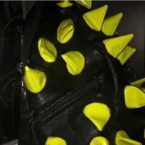 Väska med taggar - En super cool väska med gula taggar! Köpt på en affär med endast ett exemplar av varje vara så den är väldigt unik! Frakten är 48kr☺️