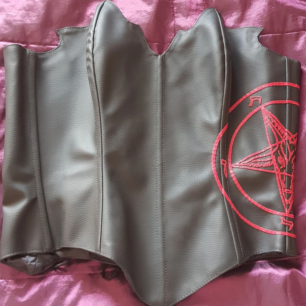 Corset size L / Xl new unworn is a unique design the pentagram is handmade material synthetic leather. Blusar.
