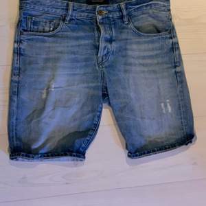 Säljer ett par blåa jeans shorts i storlek W 31