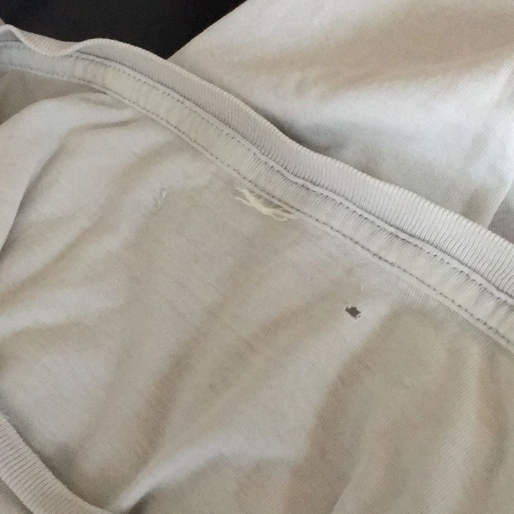 En t-shirt med surfmotiv đââïž Saknar storlek, sĂ„ gissar pĂ„ en M (stor i storleken)đ€ Finns ett litet hĂ„l men knappt synligt đ€ Kommer frĂ„n ett djur- och rökfritt hem! TvĂ€ttas alltid innan jag skickarđ€ Frakt tillkommer! Pris gĂ„r att diskutera!đ€ . T-shirts.