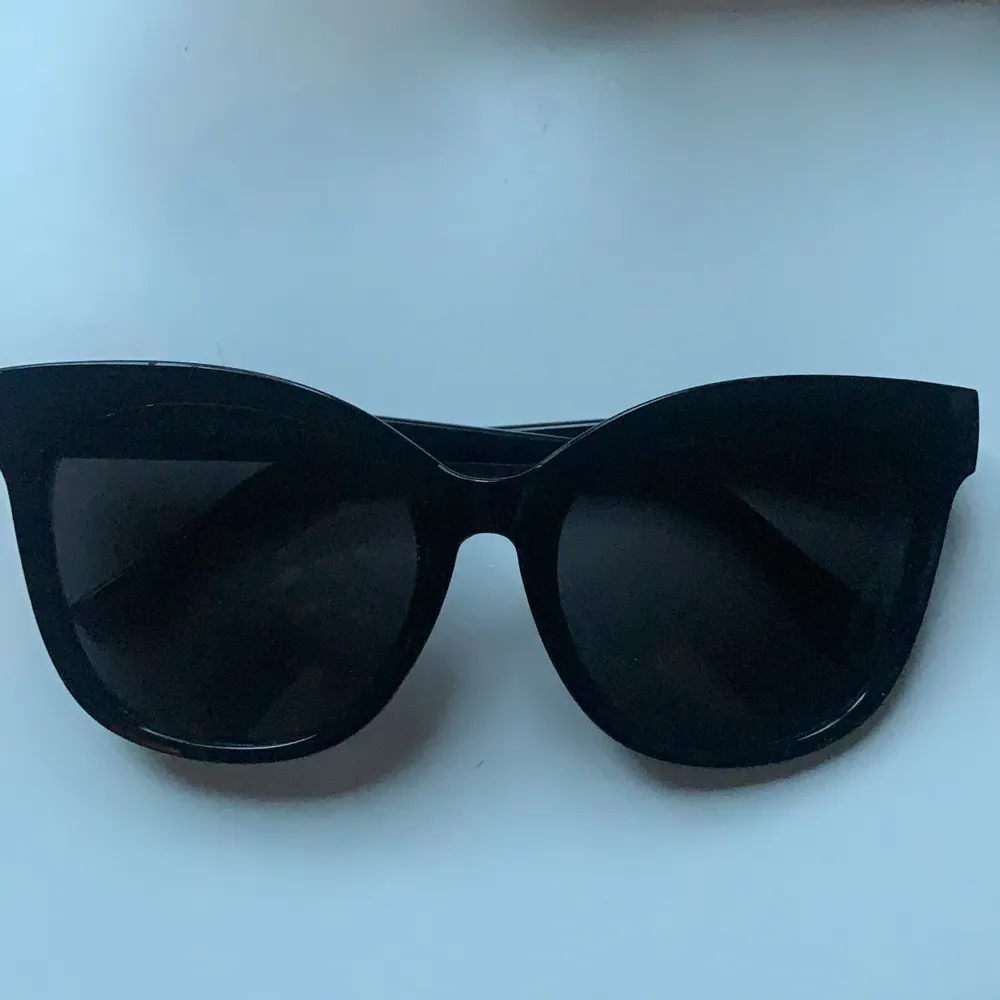 Svarta solglasögon ifrån Gina tricot. 50 kr . Accessoarer.
