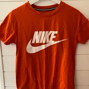T-shirt från Nike som är för liten för mig tyvärr. Den funkar att ha till vardags och som träningströja💕