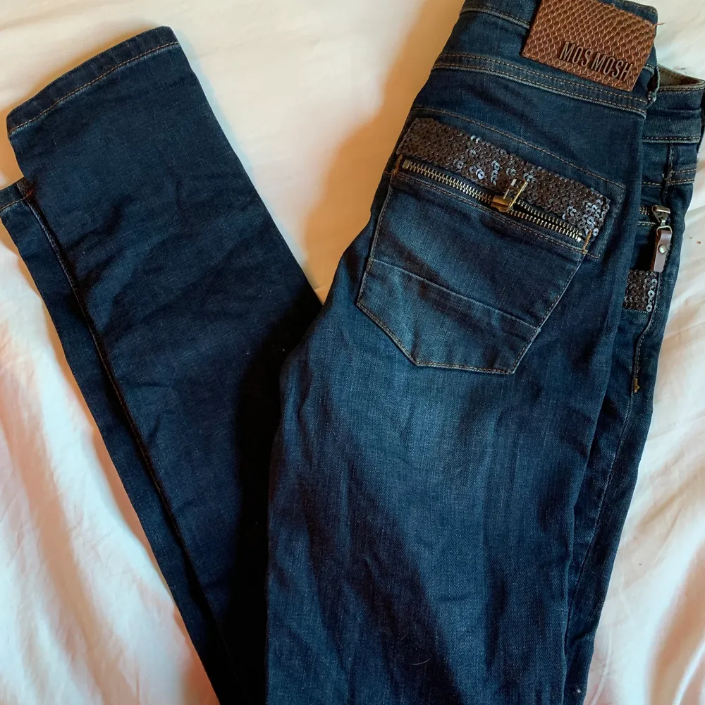 Märkesjeans Mos Mosh jeans Naomi med äkta läderdetaljer och dragkedjor vid fickorna. Stuprörsmodell/slim fit storlek 25. Bra strech därav väldigt bekväma. Unika i sin stil. Nypris 1300kr. Jeans & Byxor.