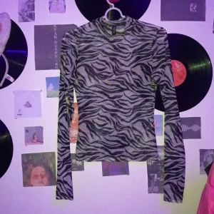 Zebra turtleneck - Säljer nu min jättefina turtleneck från h&m divided då jag köpte den för ca 1,5 år sedan men har inte fått användning till den mer än ett få par gånger därav väldigt fint skick. Storlek XS men väldigt stretchig och passar även S. Fraktar endast med spårbar frakt (66kr)💗