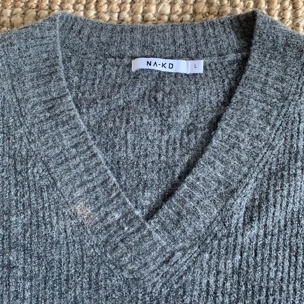 jag säljer den här stikade tröjan från NA-KD, köpte den för 400kr, har använt den 4 gånger ungefär tvättat den 5 gånger, köpte den för ett halv år sen, passar både s,m och L, sitter löst och luftigt, en liten fläck på kragen går bort i tvättmaskinen.. Tröjor & Koftor.