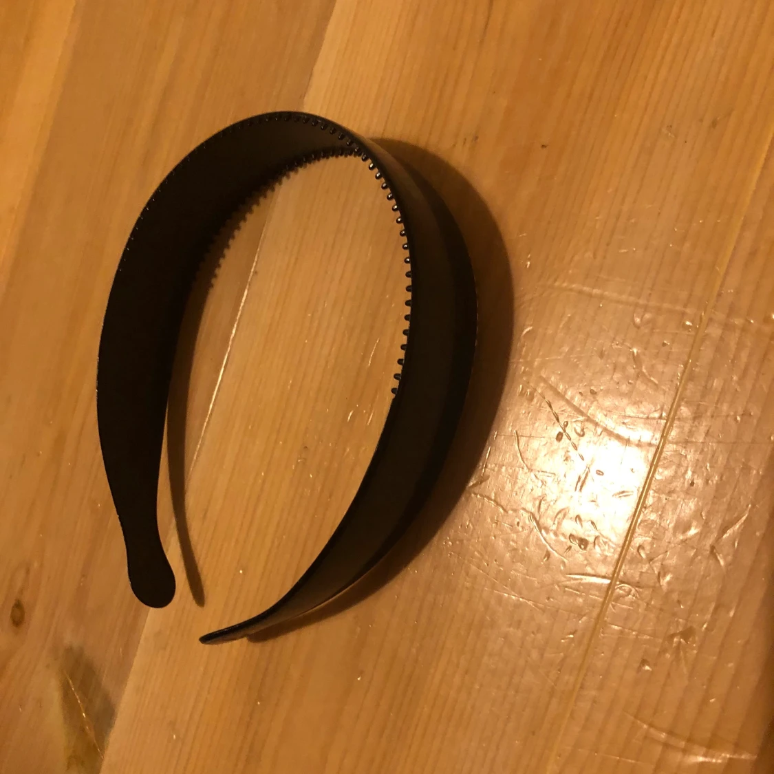 SVART HÅRBAND SÄLJES BILLIGT