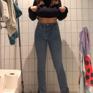 säljer dessa nästan helt nya jeansen från zara, den populära modellen ”split skinny” i blå, har en skitsnygg slits där nere på benen och sitter jättebra där bak också, storlek 38, köpte för 399 säljer för 250🥰