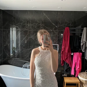 Säljer studentklänning - Min syster säljer denna jättesnygga studentklänning som endast använt på studentdagen💕 Den är fläckfri, hel, ej genomskinlig! Den är i storlek xs men passar även bra på de som har storlek S😍 Köptes för ca 600 och säljs endast för 250kr inklusive frakt💕