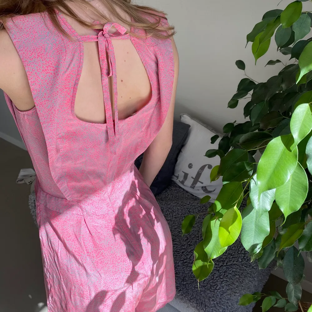 En sååå fin jumpsuit som tyvärr blivit för liten på mig😥😥  Den är i superfint skick och verkligen jättefin till sommaren💘💘 kontakta mig för frågor, frakt tillkommer 💓. Kostymer.