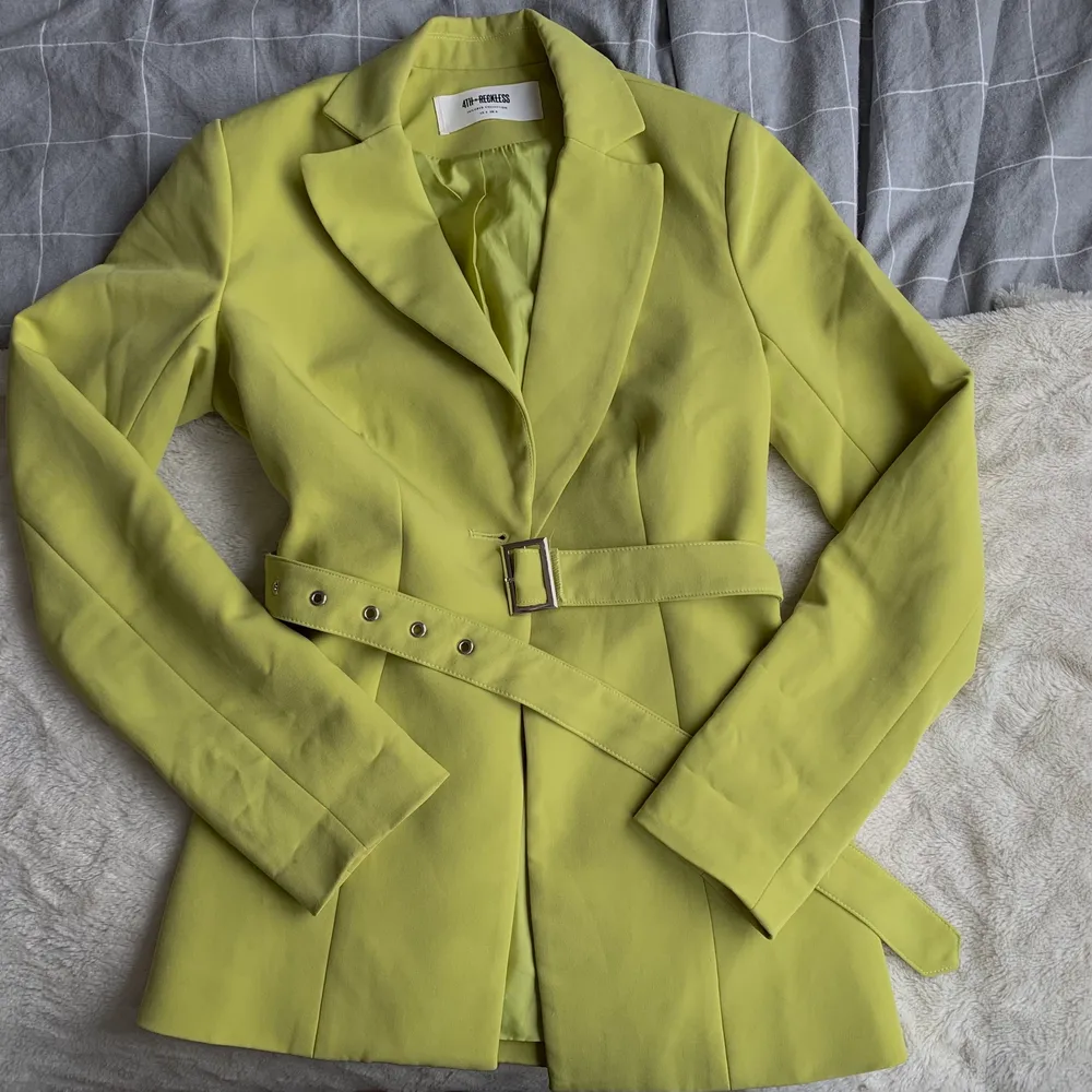 Limegrön/gul blazer från 4th and reckless köpt på Zalando för ca 1 år sedan, använd 1 gång, jättebra kvalite, passar XS, nypris ca 799. Kostymer.