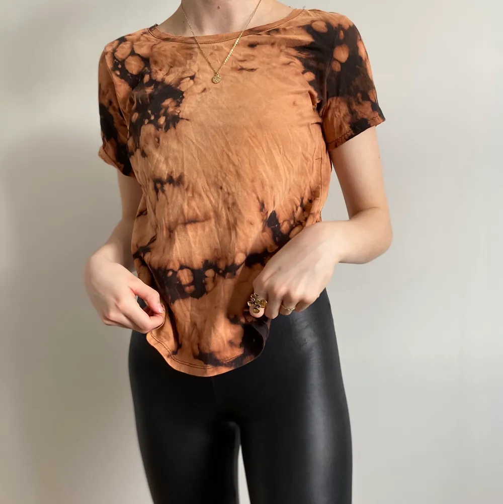 Denna T-shirt har från början varit svart! Vi har köpt den secondhand och sedan har vi klorin-blekt den för att få till detta mönster! Som ni ser på sista bilden så finns det tre små hål på baksidan, dessa hål fanns där när vi köpte tröjan men de syns inte när tröjan sitter på! Vi kommer att starta en budgivning om många är intresserade! Frakten ingår i priset! 💗. T-shirts.