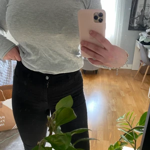 Tunn grå tröja  - Jag säljer denna grå tunna tröja. Jättegullig och är lite längre i bak, använt fåtal gånger så den är som ny. Den kommer från ett rökfritt hem och tvättas alltid innan den skickas och har du mer frågor är de bara att höra av dig.