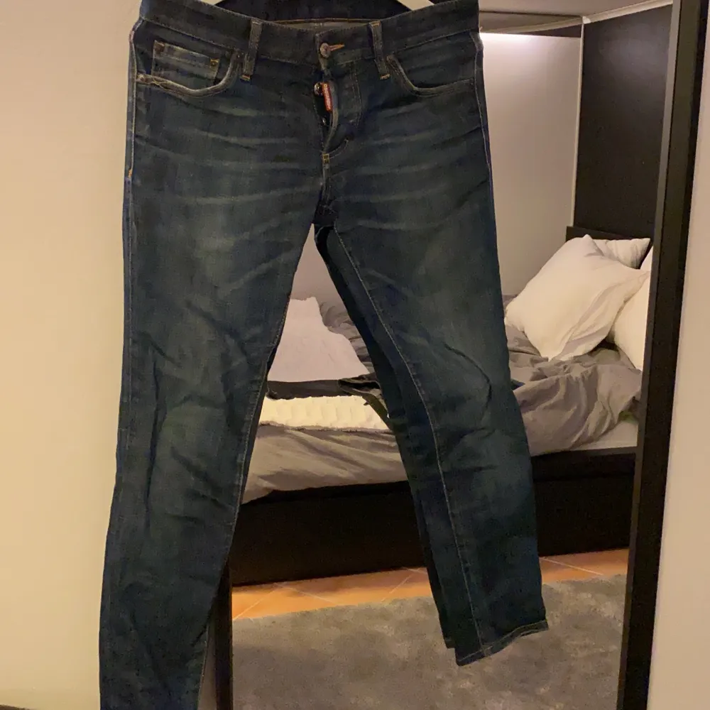 Mörkblå dsquared2 jeans. Jeans & Byxor.