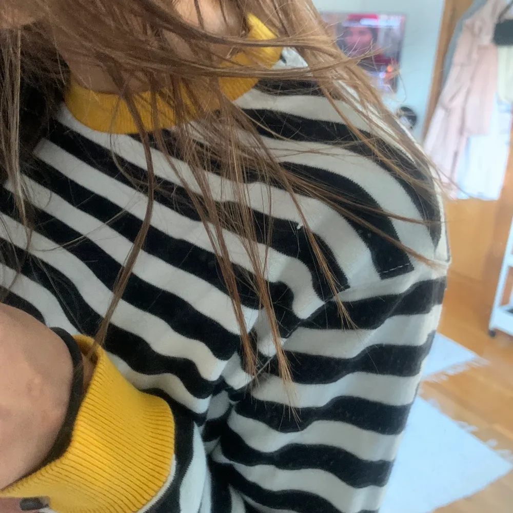 säljer min as snygga tröja från BERSKA som tyvärr ej kommer till användning. gul upptill, nertill och vid ärmarna. Storlek XS men den sitter oversize på mig. frakt tillkommer :). Hoodies.