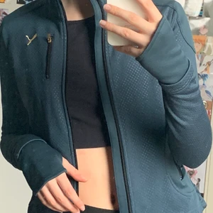 Puma tröja  - Blå puma tröja i storlek Xs, lite trång på mig, smala armar. Blåare och mörkar på bilden, lite blå-grön. Kom med eget pris ❤️❤️  