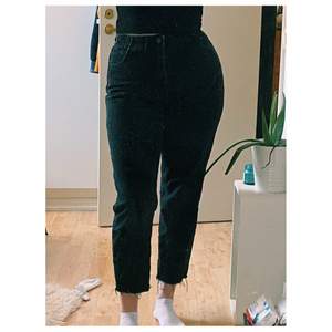 Svarta Mom jeans i storlek M