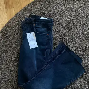 Aldrig använda pga fel storlek. Cropped flare jeans från Zara i storlek 40. Köpte för 259