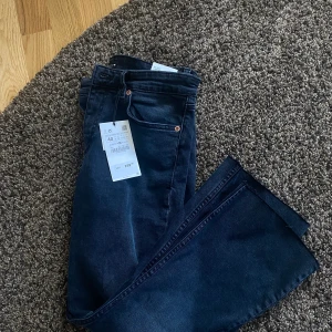 Oanvända Zara Jeans cropped flare - Aldrig använda pga fel storlek. Cropped flare jeans från Zara i storlek 40. Köpte för 259
