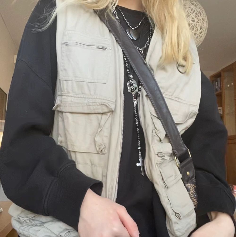 En fiskarväst köpt på humana men aldrig använd! Unisex passform och i storlek XL. Jag bär oftast S-M och den sitter oversized på mig. Nytvättad! Frakten går på 66 kr där det även är spårbart! För övriga frågor eller mer bilder på plagget kan du kontakta mig, svarar gärna på dem! . Jackor.