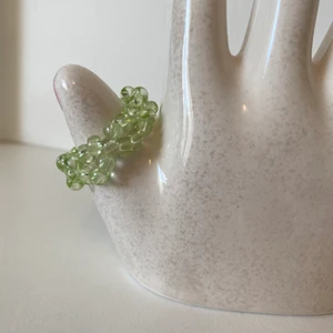 Grön ring!  - Här är en grön ring som passar för t.ex tummen. Ringen är elastiskt