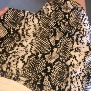 Orm mönstrad volang kjol - Orm mönstrad volang kjol, använd ett fåtal gånger. St M ❤️har två volanger. Köparen står för frakt! Budgivning i kommentarerna. Utgångs pris 100kr