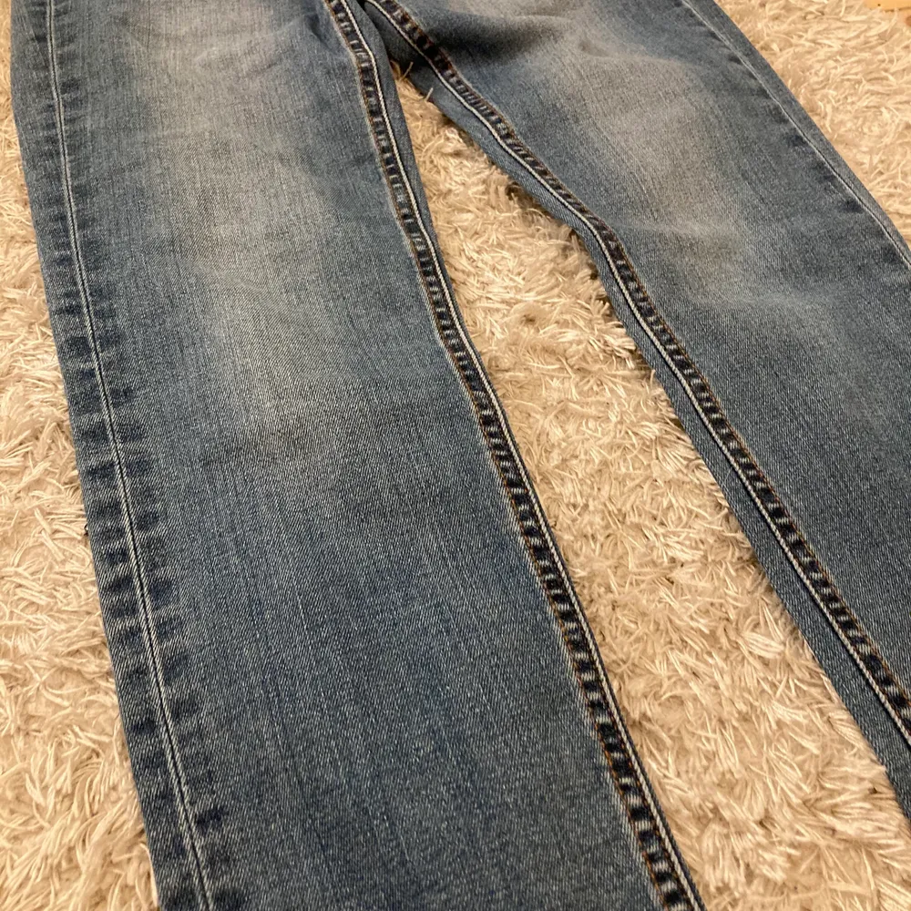 jättefina blåa lågmidjade jeans från comptoir des cotonniers . Jeans & Byxor.