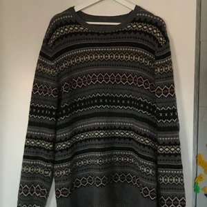 Mönstrad grandpa sweater  - Bra skick då den nästan aldrig vart använd. Relativt stretchig och ”lång” i passform. Står storlek L på tröjan men skulle passa någon med större eller mindre storlek.