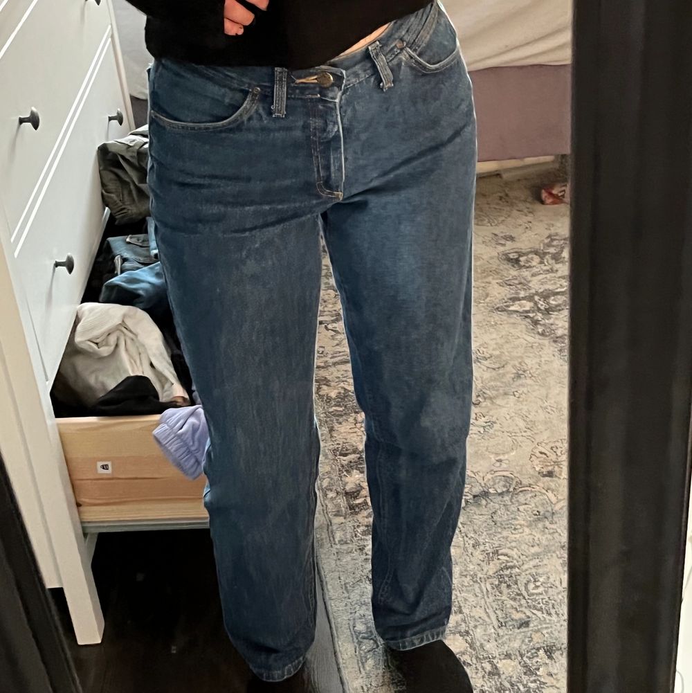 Säljer dessa jeansen från Lee i en härlig blå färg då de tyvärr inte kommer till användning :( troligtvis vintage (80-tal), superfint skick och snygg passform! Står strl W 31 L 32 men uppskattar dem som ngt mindre i midjan, ev liiite kortare. Ganska rak modell med medelhög midja.🌞. Jeans & Byxor.
