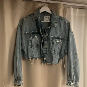 Jeansjacka - Kort jeansjacka köpt från zara i storlek M men sitter som en S. Knappt använd