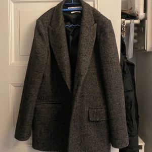 Kavaj - Jättesnygg grå kavaj/kappa från mango! I superfint skick och ganska tjock så passar perfekt på våren och hösten. Passar mig som är storlek 36-38! Köparen står för frakten.