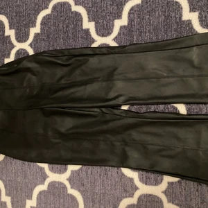 Skinn-byxor från gina tricot - Nyskick