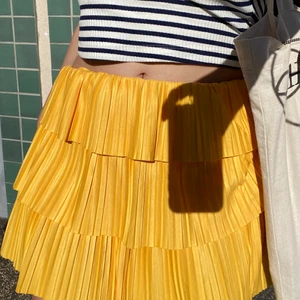 Zara kjol - Somrig och söt kjol från zara (slutsåld) som passar till nästan alla tillfällen. Älskar!!! Storlek M