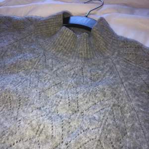 Ganska tunn stickad tröja från Uniqlo storlek Small. Väldigt mjukt material och endast använd ca 2 gånger. 🥳🌸🌷