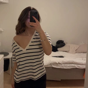 Randig  - V-ringad randig tröja från zara. Tjock tyg och känns liksom rejäl. Köpt för 300