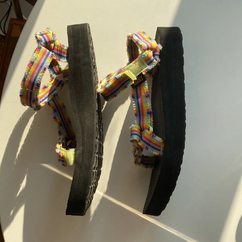 Supersnygga sandaler från Teva, använt men fint skick - tycker knappt det syns att de är använda. Säljer för att jag inte använt de tillräckligt…. Skor.