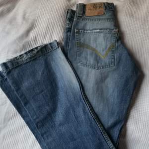 Jätte fina jeans som jag nyligen köpt secondhand, de är superfina och i bra skick. Storlek 30 (36-38). Jeansen vida nedtill vilket jag älskar och de är också undernaveln skulle säga att de är midwaist typ. Skriv om du har några frågor😌💕