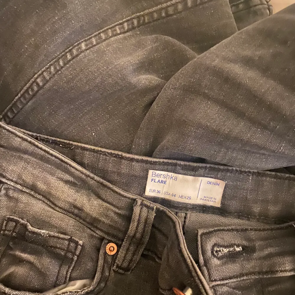 Säljer mina fina gråa boutcat jeans, väldigt fina och är perfekt längd på mig som är 166 cm. Säljer pga ingen användning. Skriv privat för fler bilder💖💖. Jeans & Byxor.