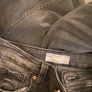 Boutcat jeans bershka - Säljer mina fina gråa boutcat jeans, väldigt fina och är perfekt längd på mig som är 166 cm. Säljer pga ingen användning. Skriv privat för fler bilder💖💖