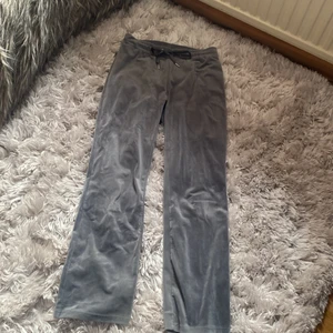 Gina Tricot Mjukisbyxor strl S - Ett par gråa mjukisbyxor i storlek S från Gina Tricot. Dem är i jättebra skick och jag har aldrig använt dem. Jag fick dem i julklapp detta året. 🤍